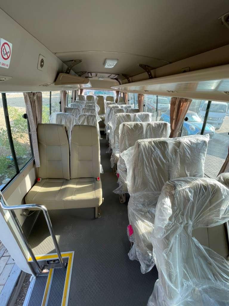 لرحلة سياحية، نقل وفد، أو جولة جماعية، فإن ميني باص تويوتا كوستر هو الوسيلة الأقوى والأكثر موثوقية ف