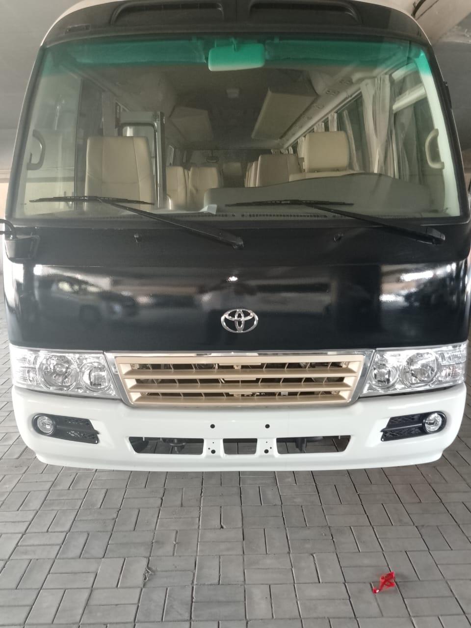 لرحلة سياحية، نقل وفد، أو جولة جماعية، فإن ميني باص تويوتا كوستر هو الوسيلة الأقوى والأكثر موثوقية ف