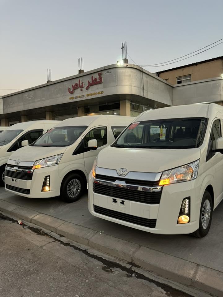 اجعل رحلات السفر منظمة وخالية من القلق. احجز الآن ميكروباص تويوتا هايس الخاص بك.