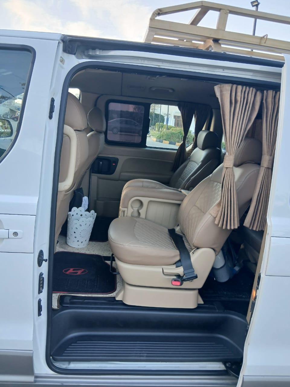 فان واسع ومريح يستوعب عائلتك الكبيرة أو مجموعتك الصغيرة (تصل السعة عادة إلى 9 ركاب)، فإن هيونداي H1