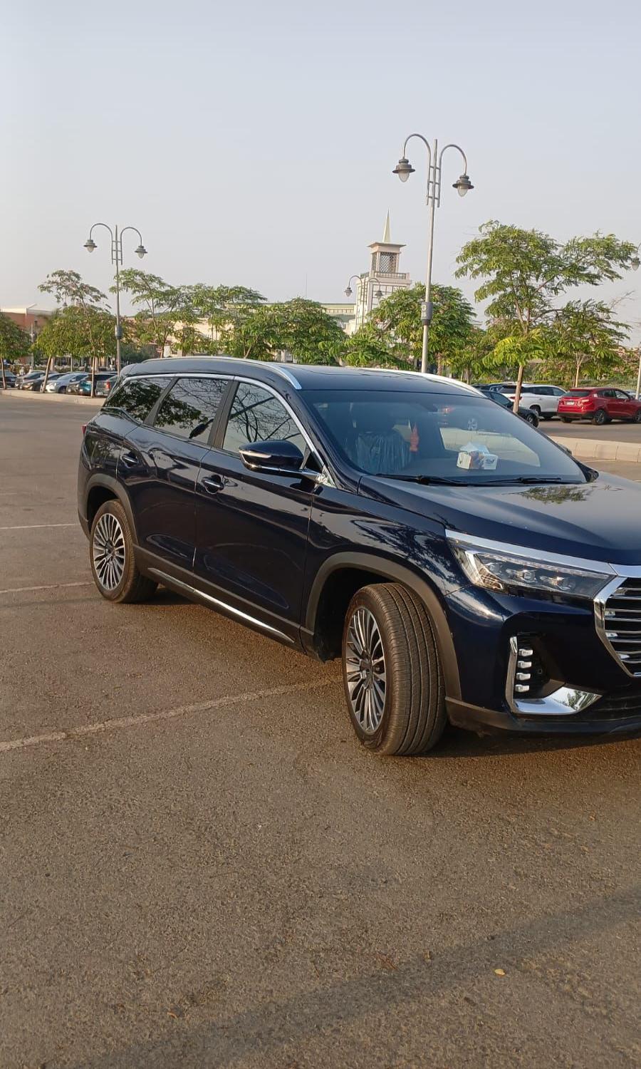 سيارة واسعة ومريحة (تتسع حتى 7 أفراد)، وتجمع بين فخامة الـ SUV العصرية والحل العملي للسفر والتنقلات