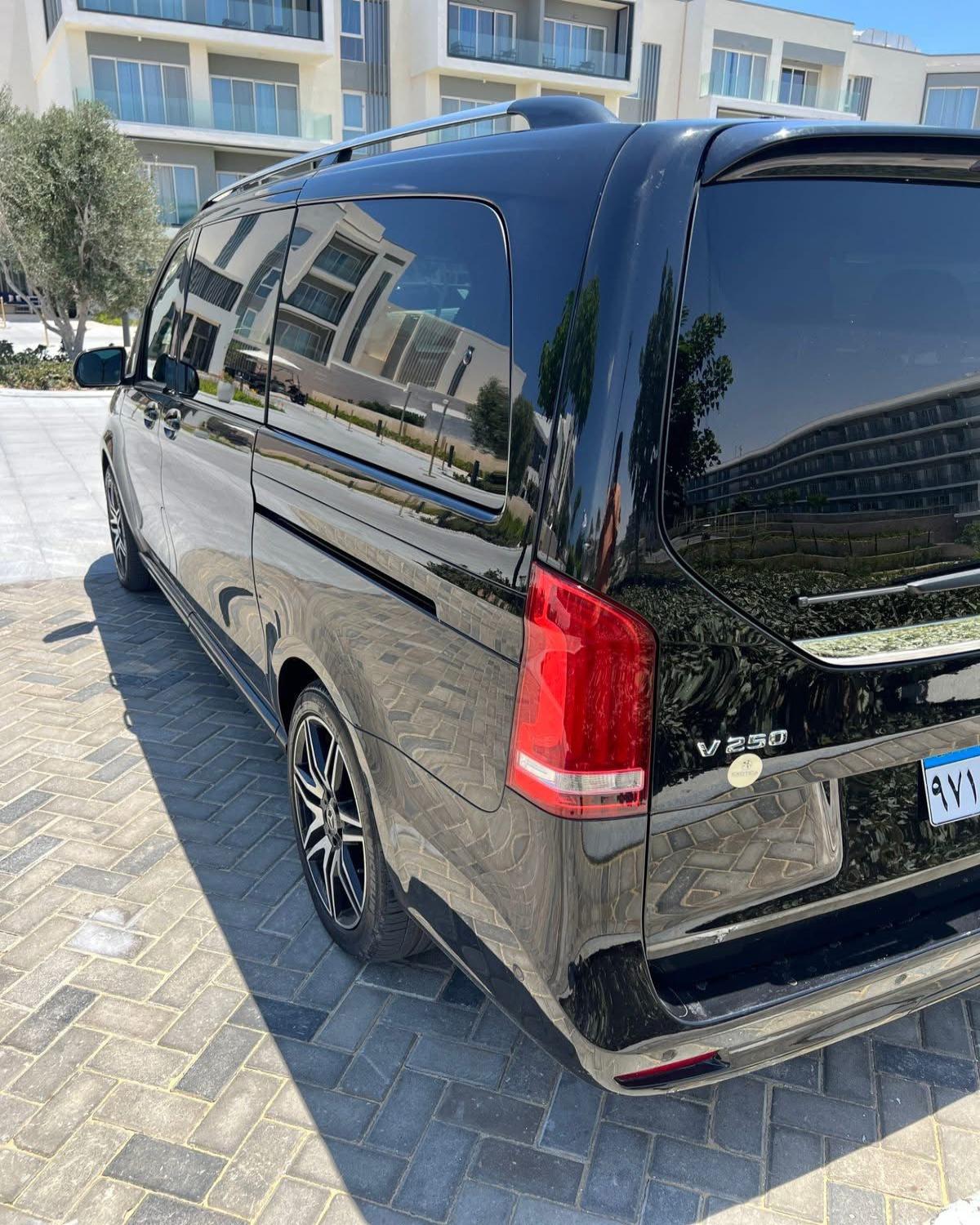 رحلة سفرك العائلية تتطلب أقصى درجات الرفاهية (تتسع عادة لـ 7 إلى 8 ركاب) مرسيدس فيانو