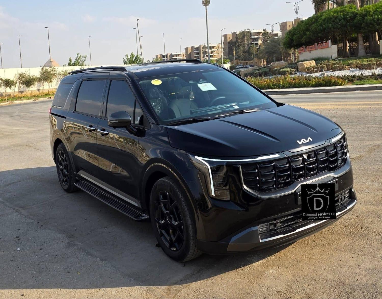 عائلتك الكبيرة (تتسع لـ 7 أو 8 ركاب) وتبحث عن مركبة تجمع بين فخامة الـ SUV وعملية الفان، فإن كيا كار