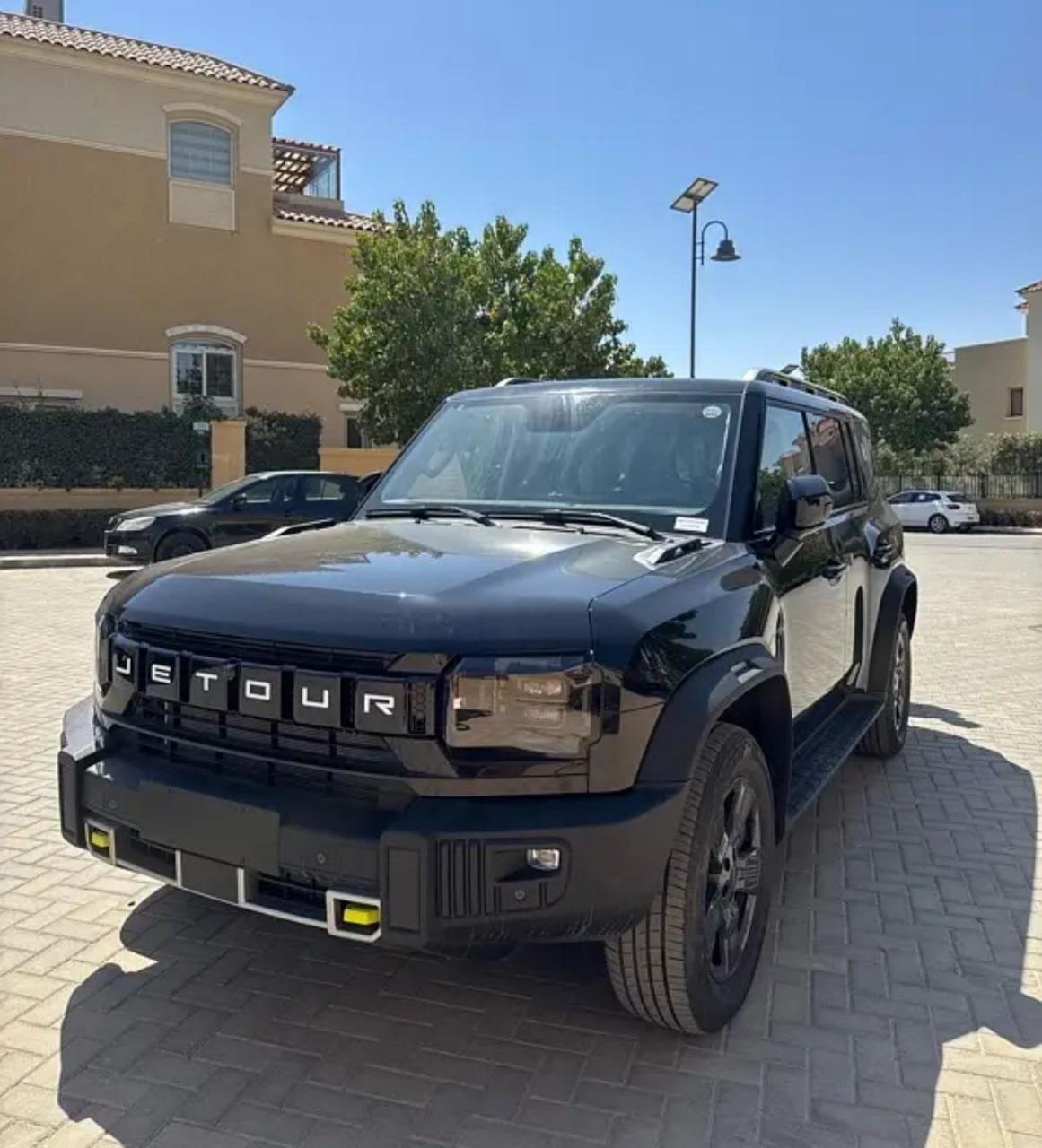 إيجار بالسائق (حسب الطلب) سائقون متخصصون في قيادة المسافات الطويلة لرحلة هادئة ومريحة.