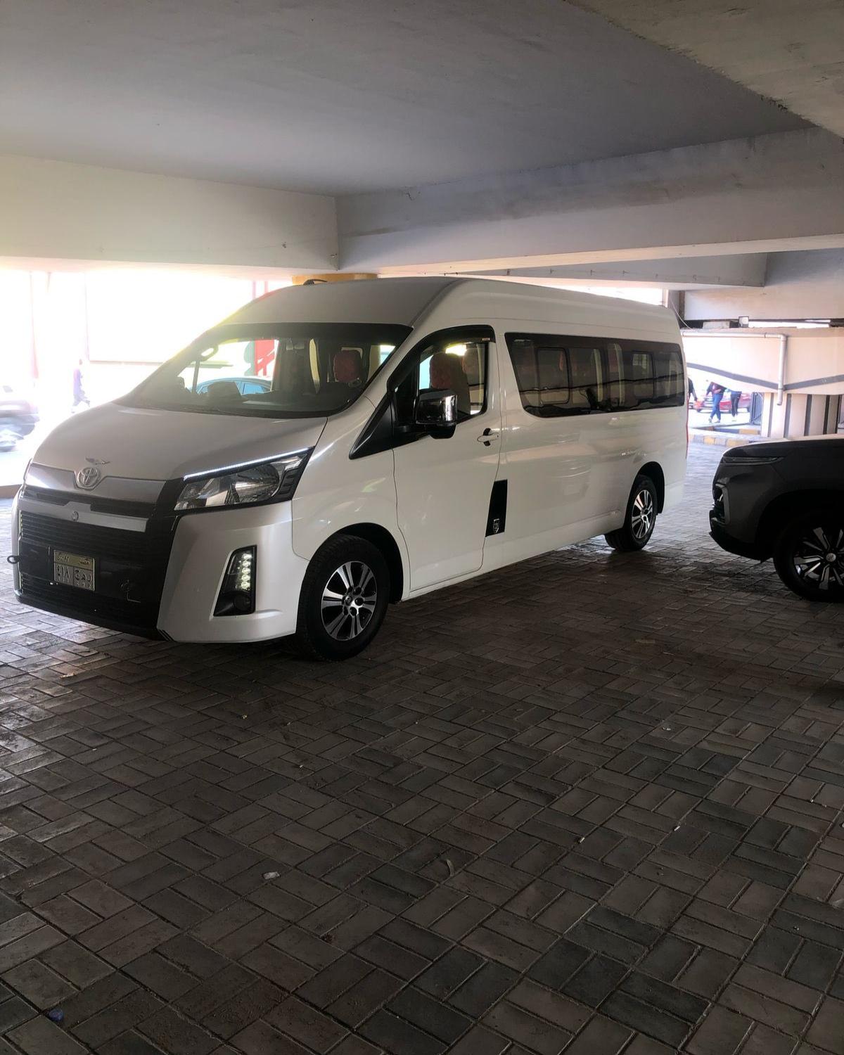 بين المدن والمحافظات، فإن تورزم تور توفر لك أسطولاً حديثاً من ميكروباصات تويوتا هايس