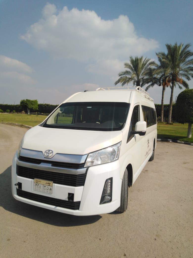 ملك النقل الجماعي! استأجره بأمان وراحة لجميع جولاتك ورحلاتك (حتى 14 راكباً).