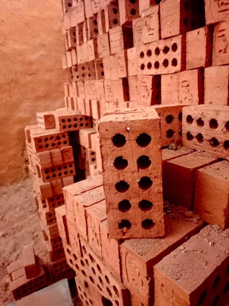 شركة النور مش بس بنوفرلك طوب… إحنا بنوفّر أساس تبني عليه 👷‍♂️ طوب شركة النور الأحمر الطفلي