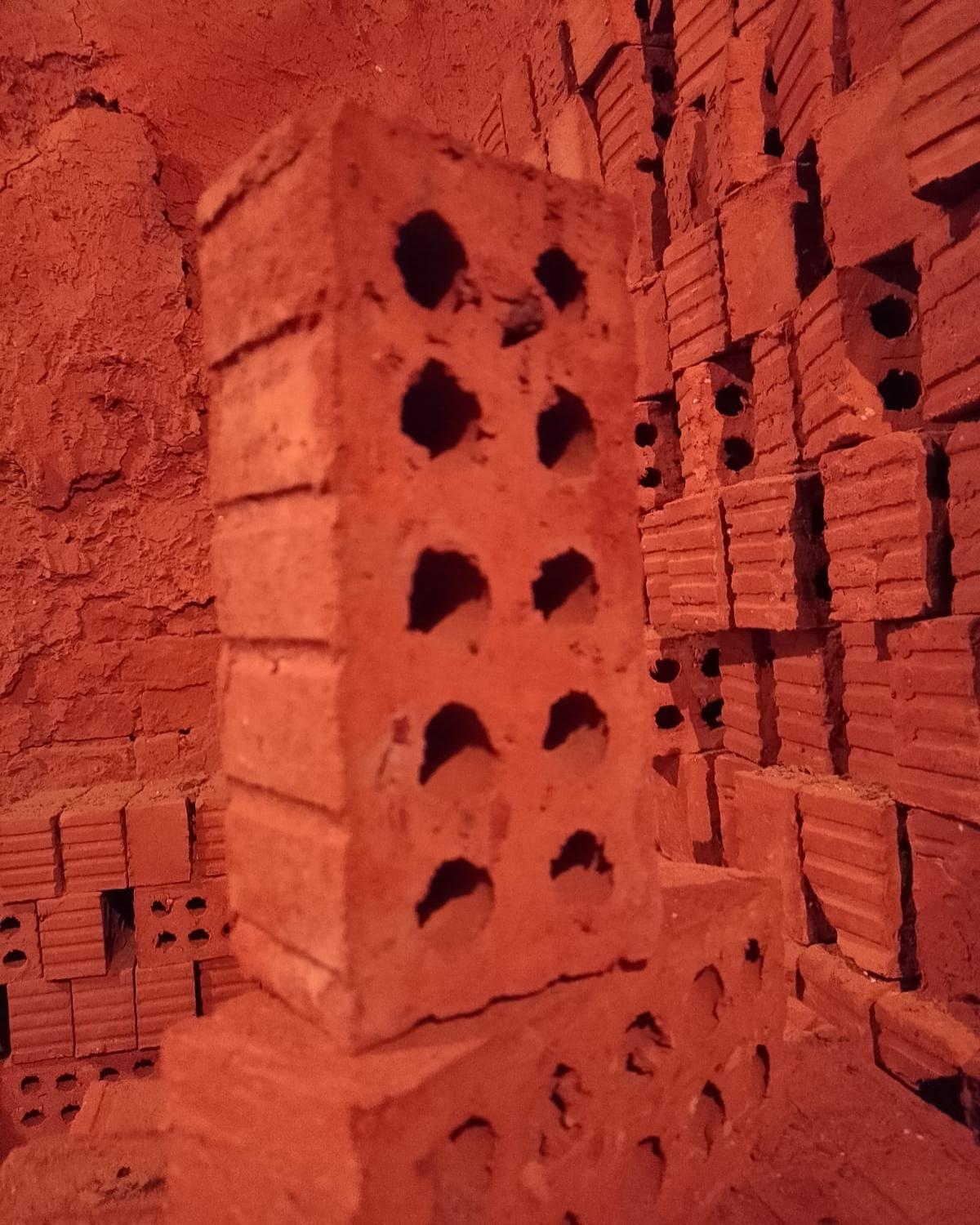 🔥 طوب أحمر طفلي من شركة النور… قوة على أصولها 🏠 مع النور… بيتك على أساس ثابت