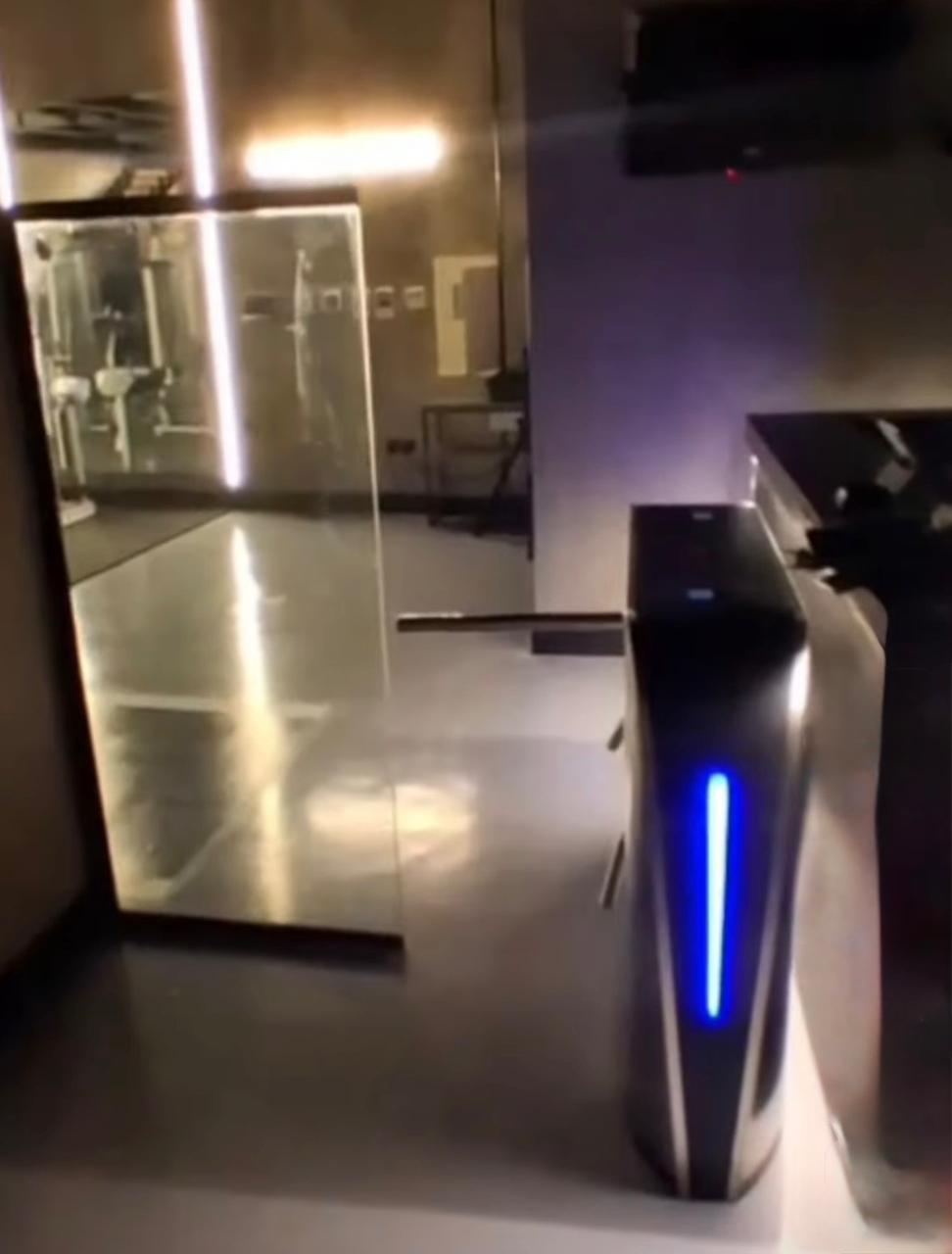 بوابة مرور افراد بوابات امنية ذكية بوابه دخول و خروج