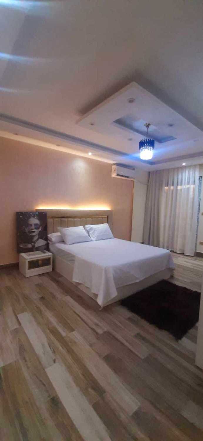 شقة للايجار اليومى  امام نادى الترسانه والزمالك بالمهندسين فرش فندقى وبه كل الكماليات بموقع مميز