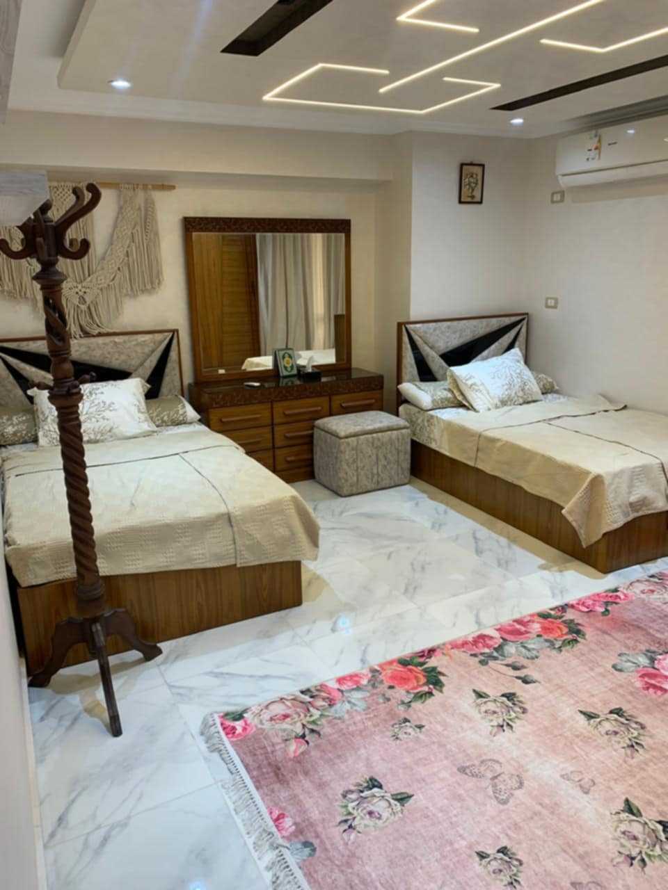 شقه مفروشه للايجار  بأرقى احياء المهندسين جامعه الدول